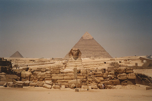 Gizeh - Groer Sphinx vor der Chephren-Pyramide