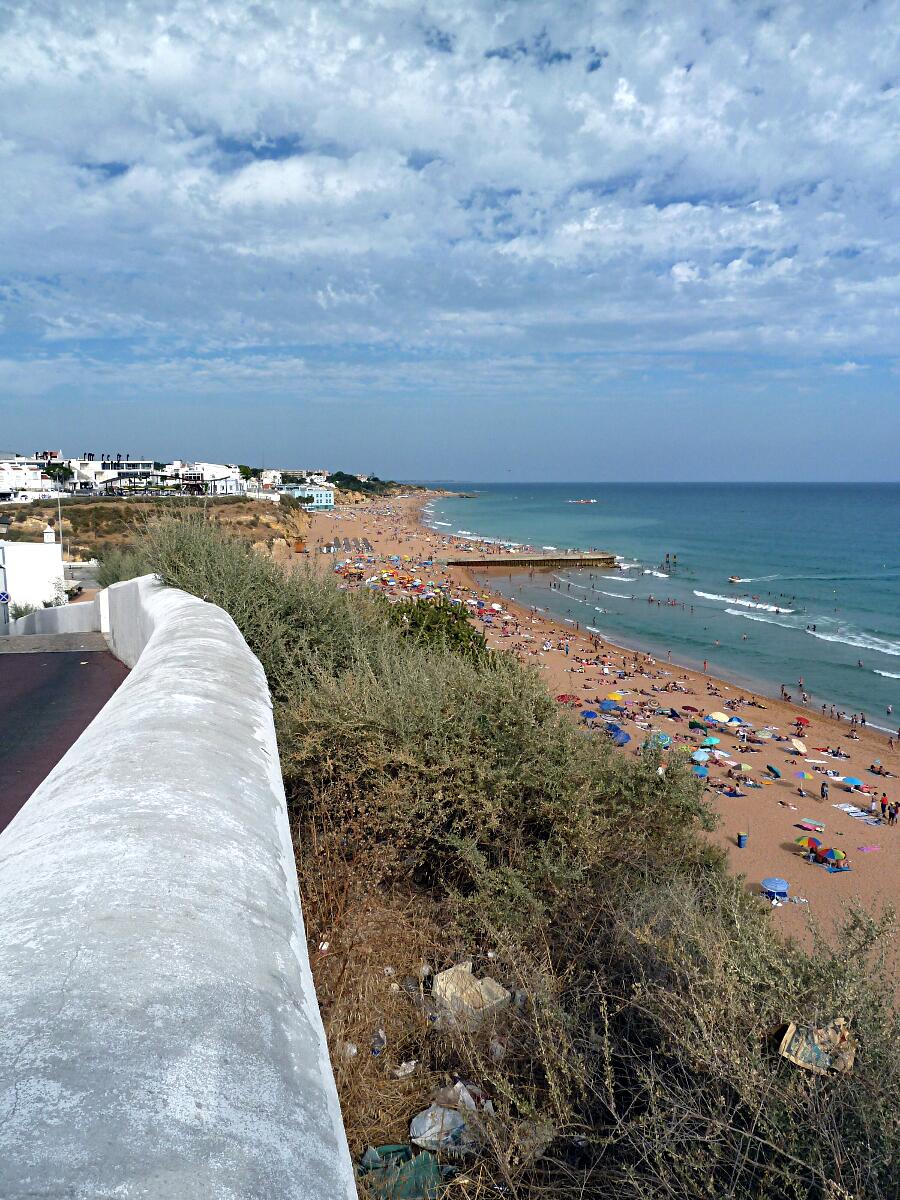 Albufeira - Praia do Peneco (Blick von der Rua da Bateria)
