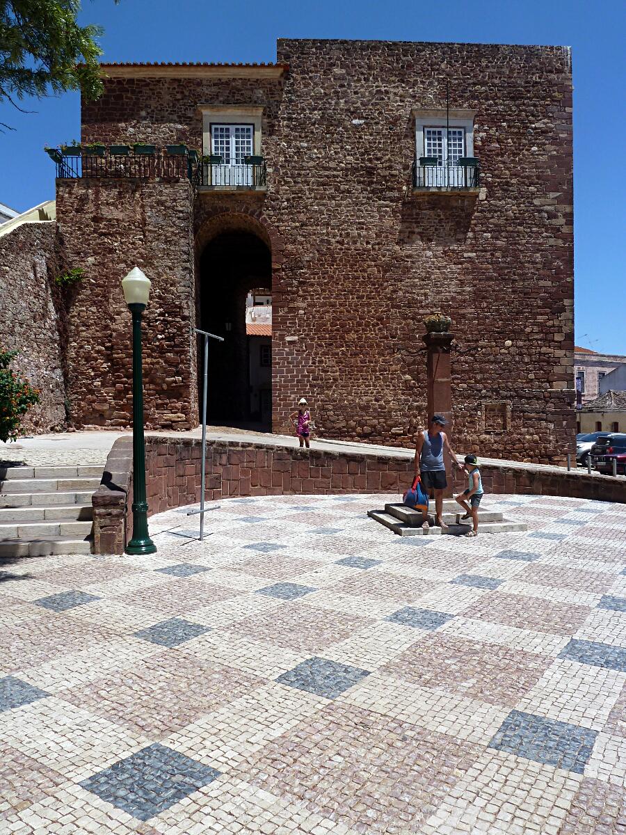 Silves - Largo do Municipio mit Portas da Cidade