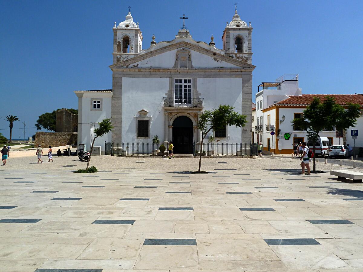 Lagos - Pra�a Infante Dom Henrique mit Igreja de Santa Maria (ab 1498)