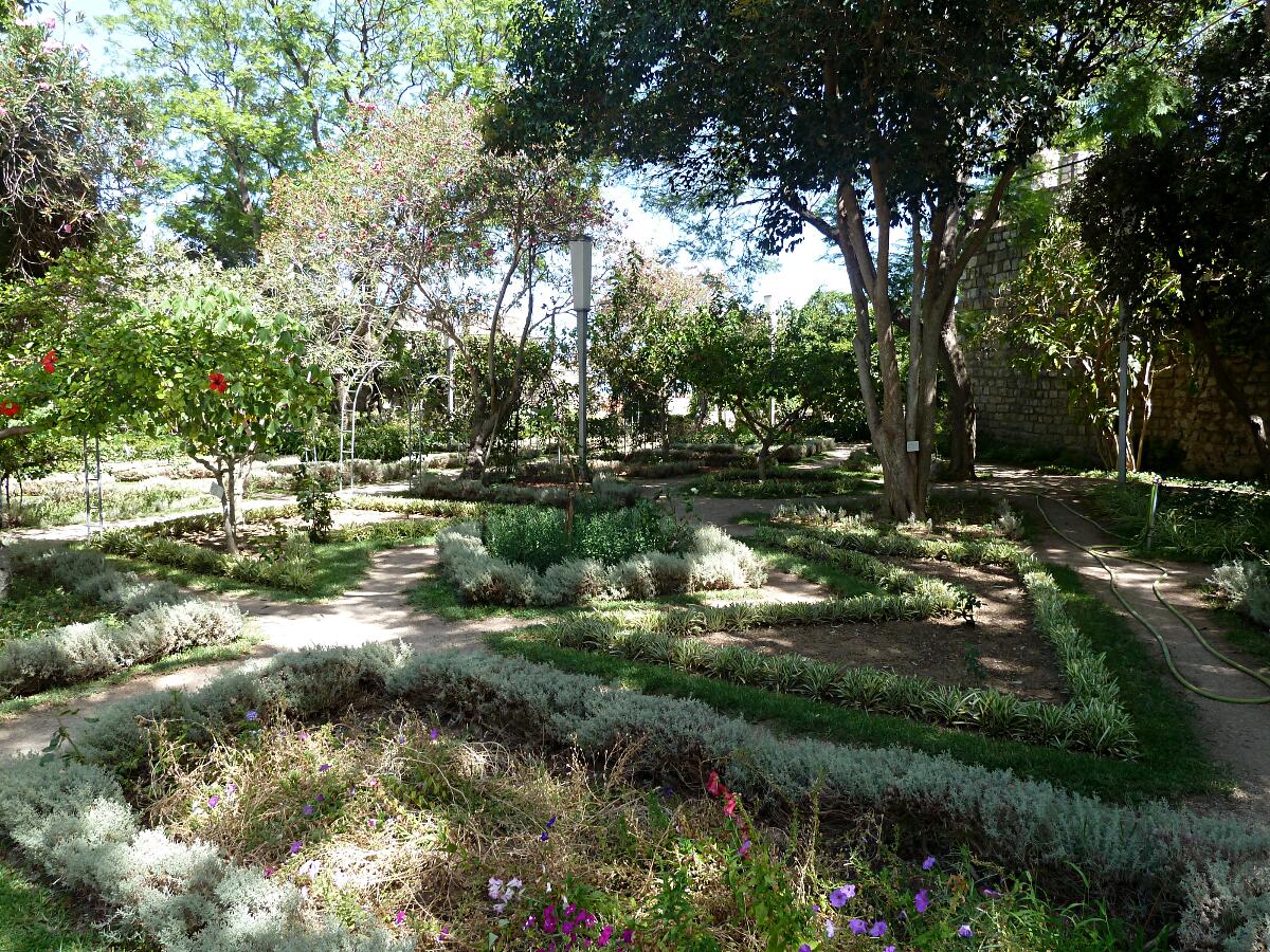 Tavira - Jardim em Castelo