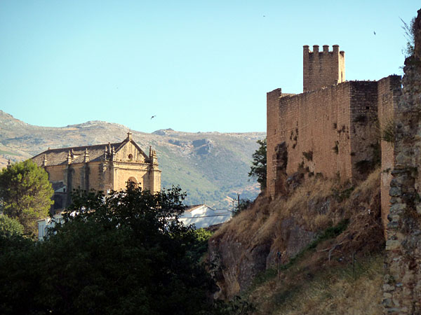 Ronda - Iglesia del Espiritu Santo (1505) und Stadtmauer