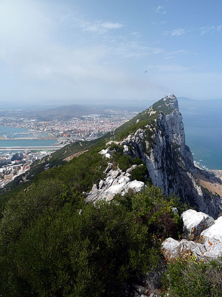 Gibraltar - Upper Rock Nature Reserve (im Hintergrund La Linea)