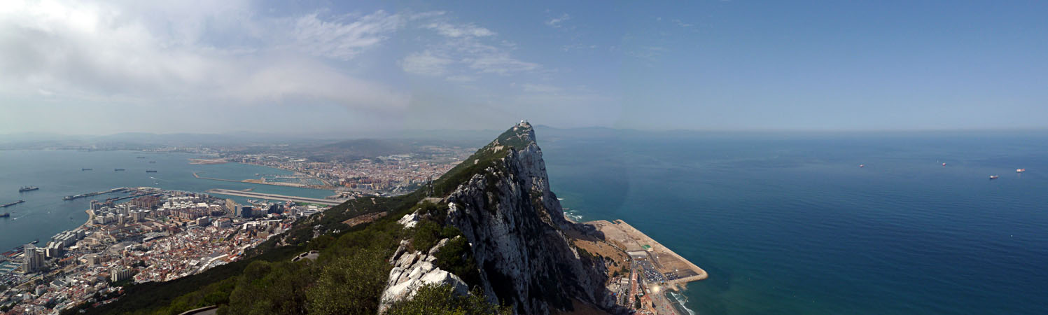 Gibraltar - Upper Rock Nature Reserve (im Hintergrund La Linea)