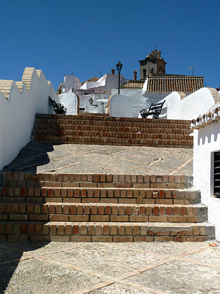 Arcos de la Frontera - Terrasse an der Calle Abades (im Hintergrund Iglesia de San Pedro)