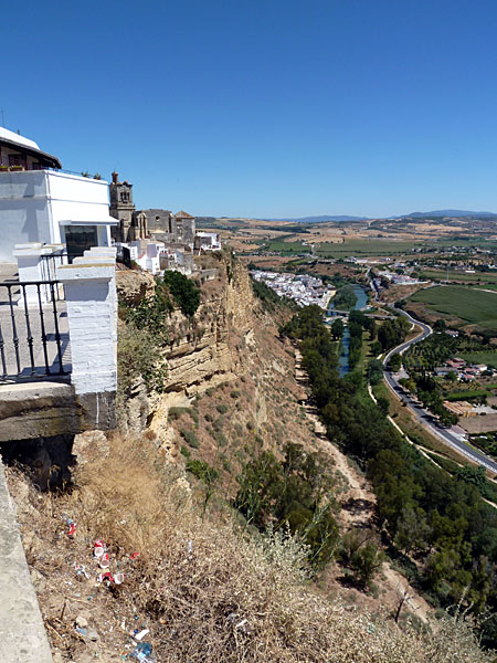 Arcos de la Frontera - Blickrichtung Osten vom Plaza del Cabildo auf den R�o Guadalete