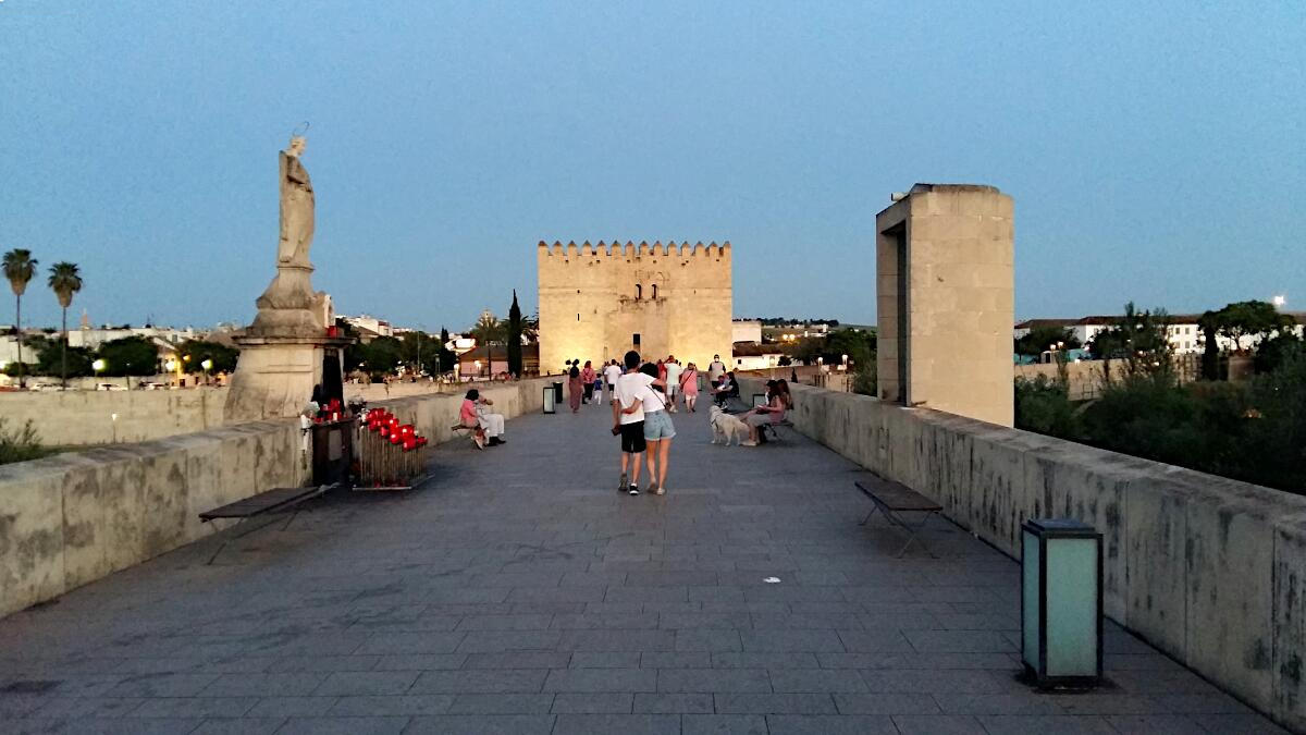 Puente romano (1. Jh.v.Chr.; 10. Jh.) - im Hintergrund Torre de Calahorra