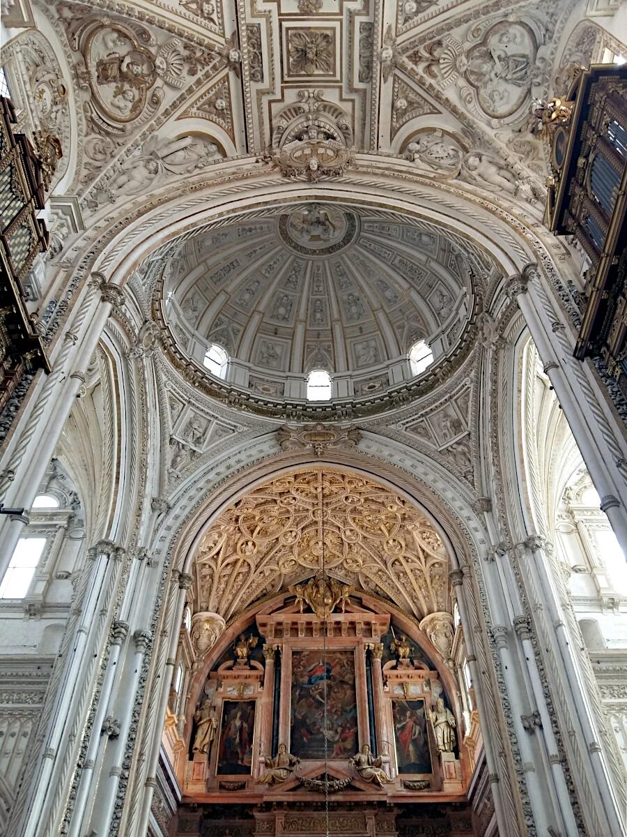 Mezquita-Catedral de C�rdoba (ab 785) - Kathedralenkuppel (1523-1607) mit Capilla Mayor (1618)