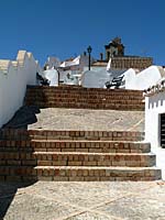 Arcos de la Frontera - Terrasse an der Calle Abades (im Hintergrund Iglesia de San Pedro)