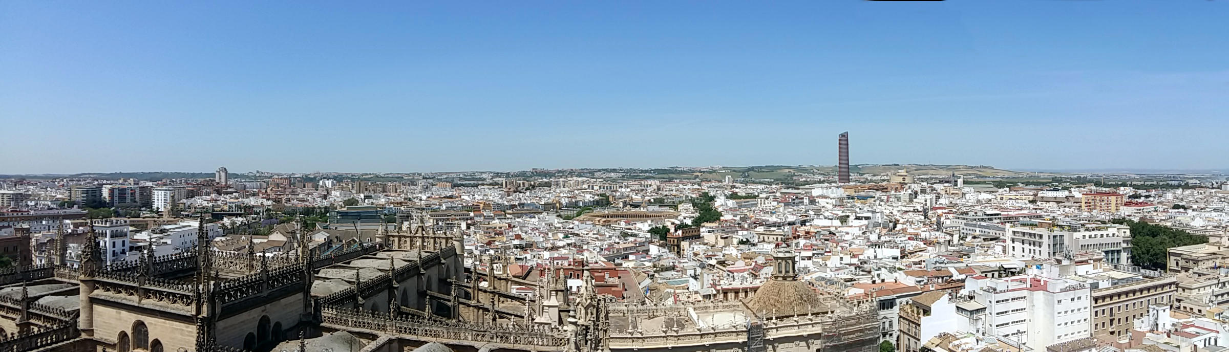 Catedral de Santa Mara de la Sede (1401-1519) - Hauptschiff mit Kuppel und Querschiff, im Hintergrund Plaza de Toros und Torre Sevilla (Blickrichtung West)