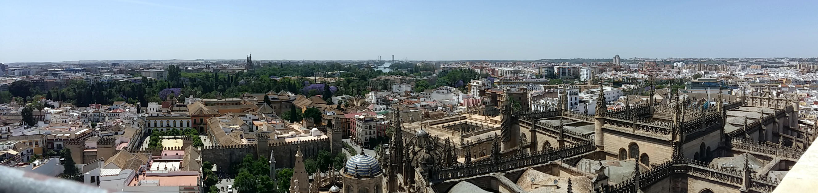 Blickrichtung S�d - Real Alc�zar, Archivo General de Indias, Catedral mit Hauptschiff, Kuppel und Querschiff