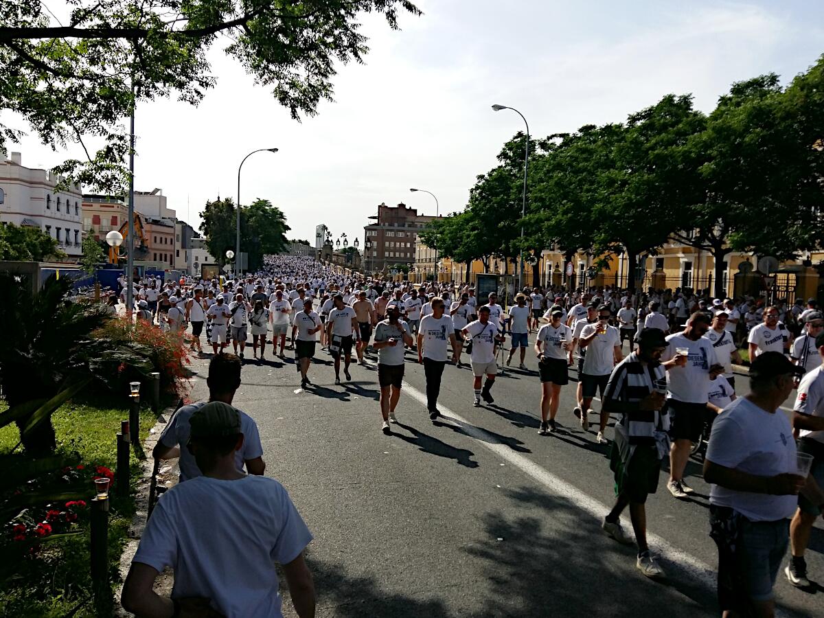 Avenida Eduardo Dato - im Hintergrund Puente de los Bomberos (2 Stunden 55 Min. bis Anpfiff)