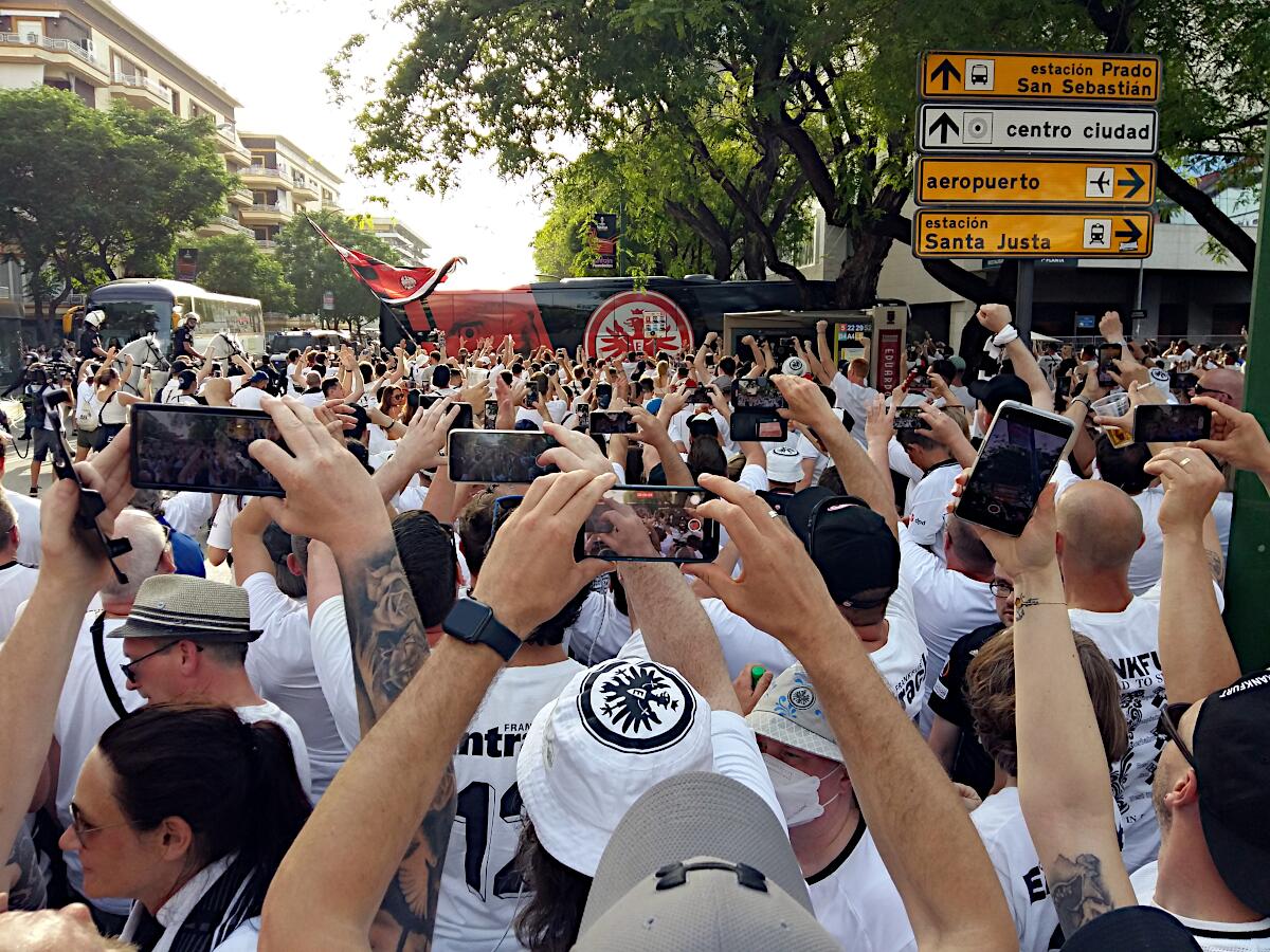 Avenida Eduardo Dato - Ankunft des Eintracht-Busses (1 Stunde 27 Min. bis Anpfiff)
