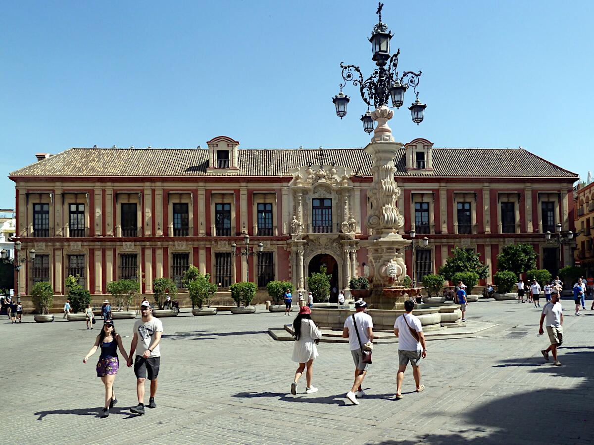 Plaza Virgen de los Reyes - Palacio arzobispal (16.-18. Jh.) und Fuente de la Farola