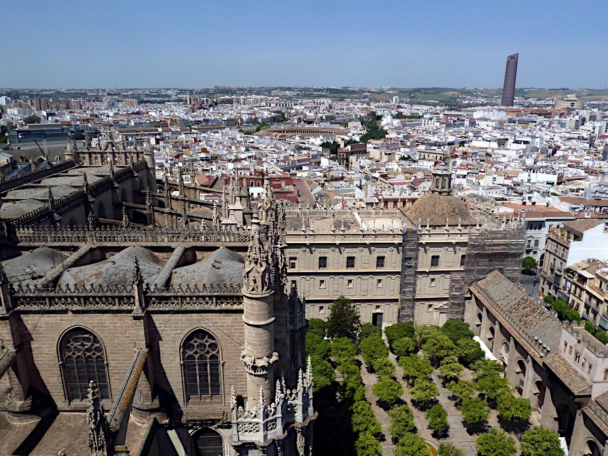 Catedral de Santa Mar�a de la Sede (1401-1519) - Querschiff, Patio de los Naranjos und Parroquia del Sagrario (1618; Blickrichtung West)