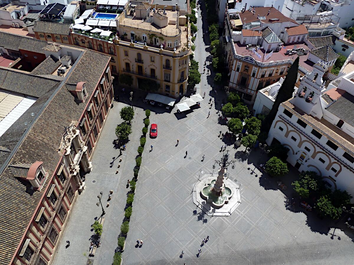 Plaza Virgen de los Reyes - mit Palacio arzobispal (16.-18. Jh.) und Fuente de la Farola