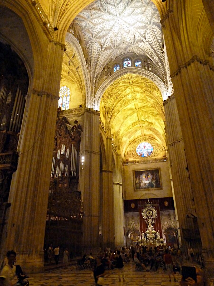 Catedral de Santa Mara de la Sede (1401-1519) - Mittelschiff mit Altar de Plata