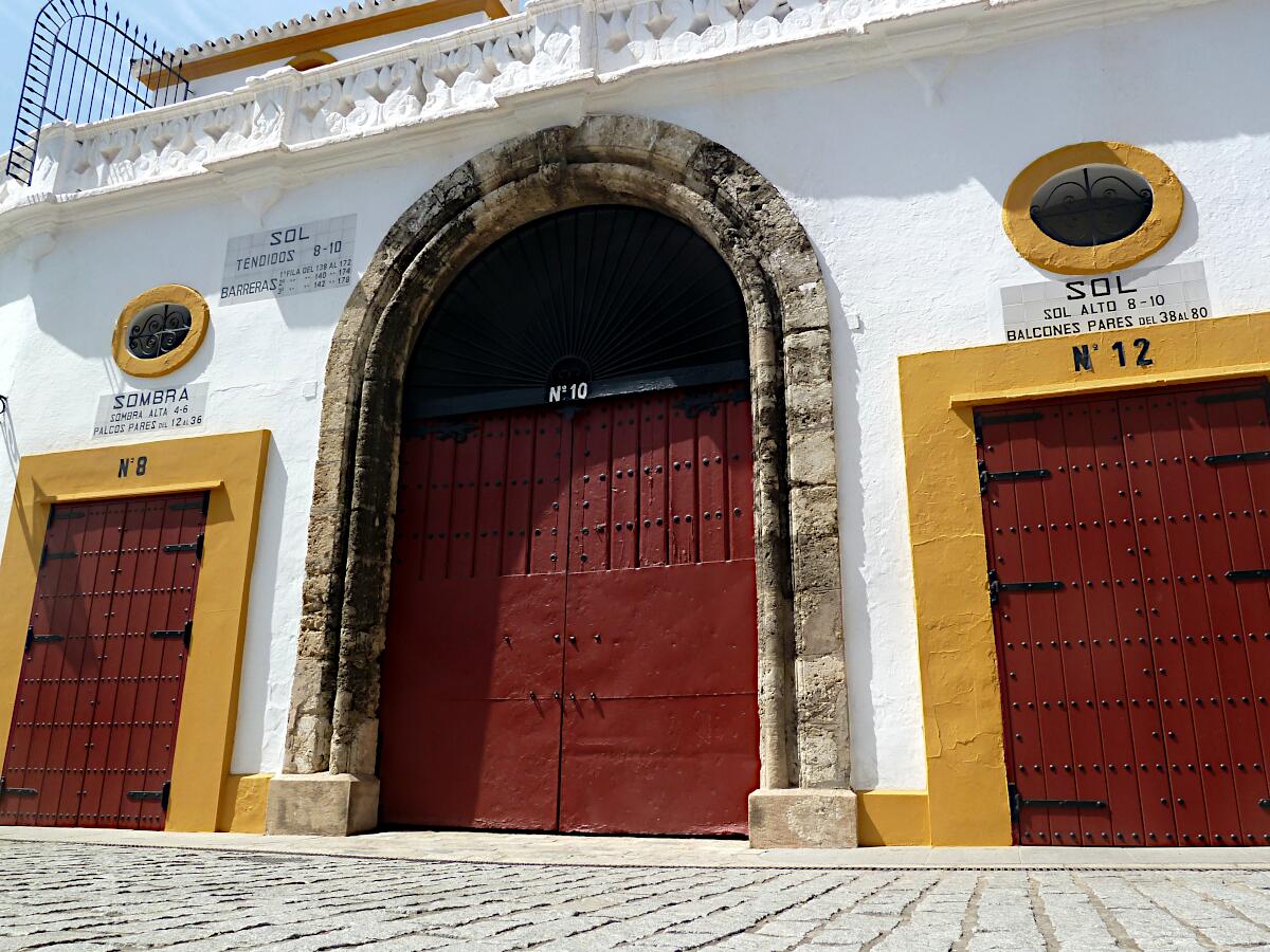 Plaza de toros de la Real Maestranza de Caballer�a (1881)