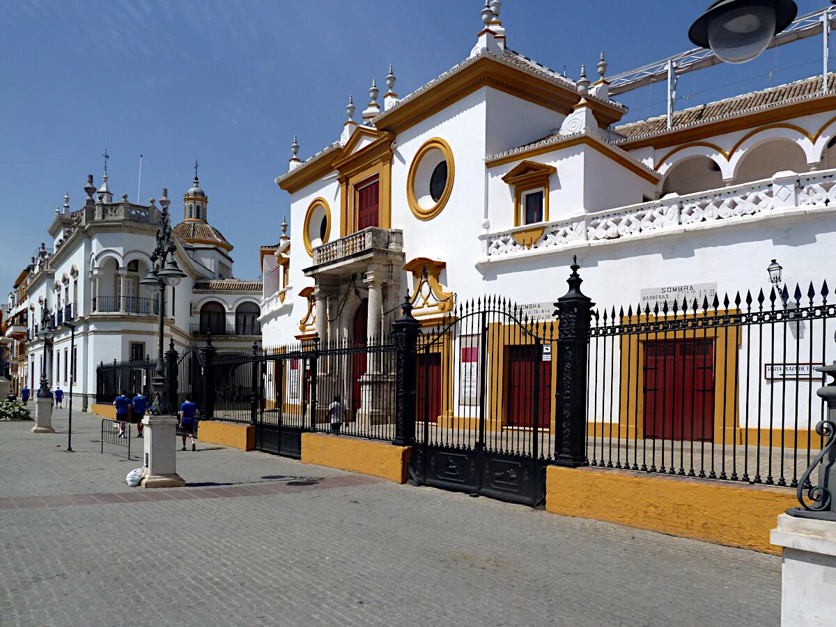 Plaza de toros de la Real Maestranza de Caballer�a (1881)