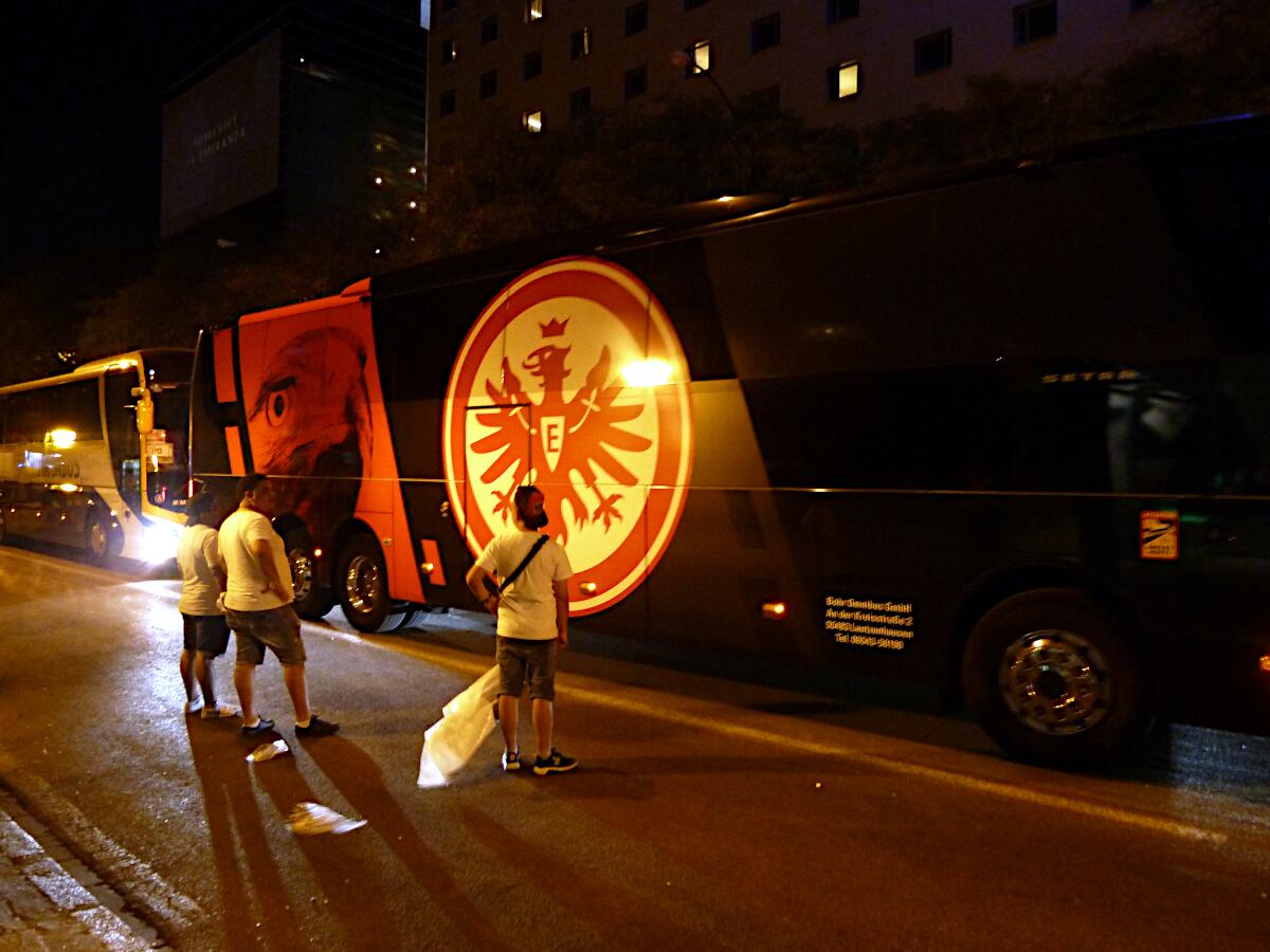 Avenida Eduardo Dato - Eintracht-Bus (00.51 Uhr)