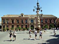 Plaza Virgen de los Reyes - Palacio arzobispal (16.-18. Jh.) und Fuente de la Farola