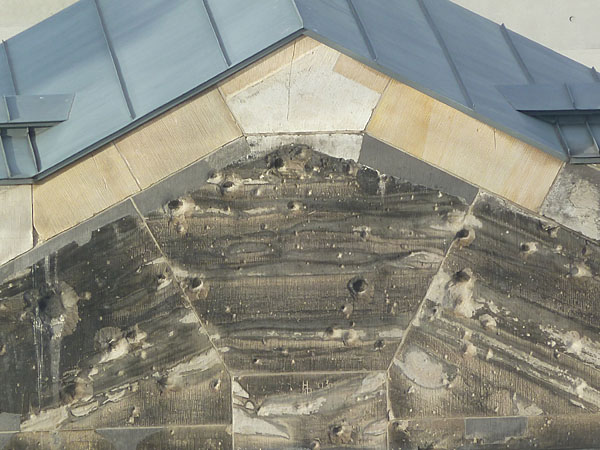Reichstag - Einschusslcher im Giebelbereich