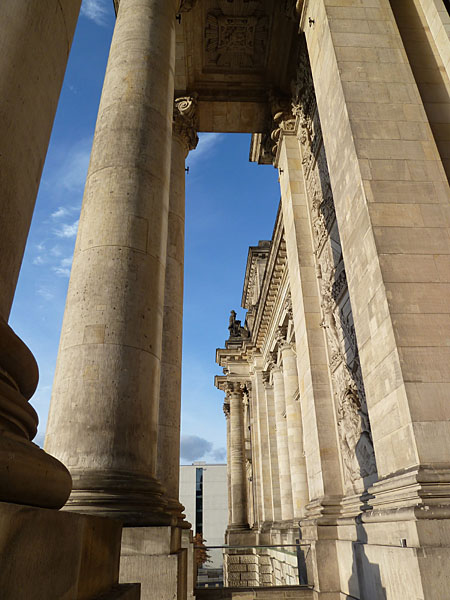 Reichstag - Sulen vor dem Eingangsportal