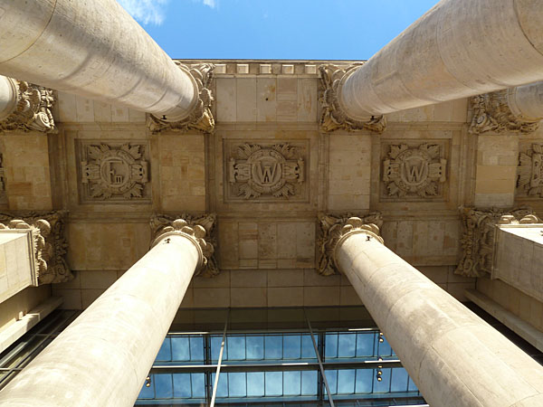 Reichstag - Sulen vor dem Eingangsportal
