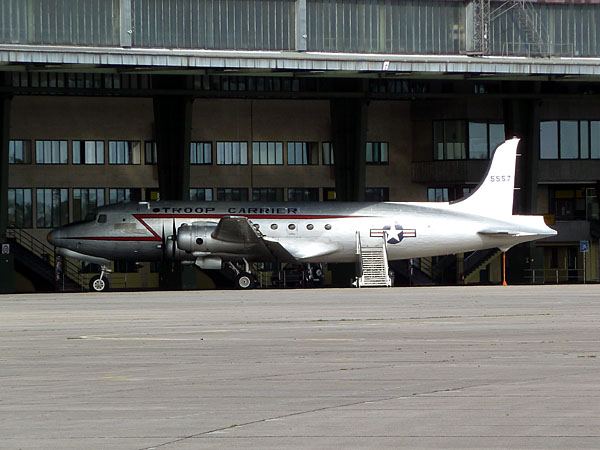 Ehem. Flughafen Berlin-Tempelhof - DC4 Troop Carrier
