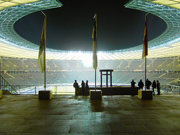 Olympiastadion - Stadiontotale vom Marathontor (Pokalfinale)