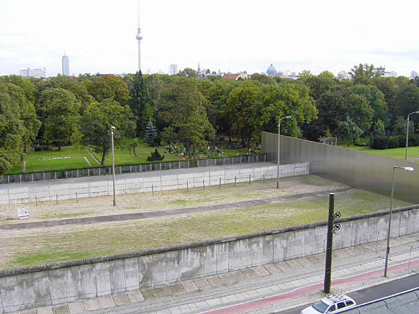 Bernauer Strae - Mauergedenksttte mit Grenzstreifen