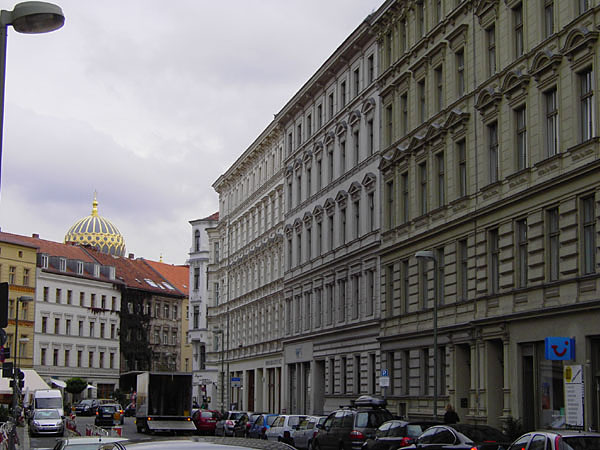 Tucholskystrae mit Synagogenkuppel