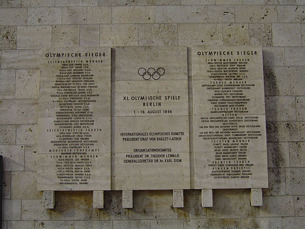 Olympiastadion - Marathontor (Gedenktafel Olympiasieger 1936)
