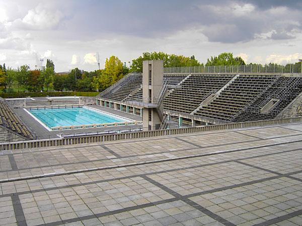 Olympiastadion - Olympisches Schwimmstadion (Blickrichtung Nord)