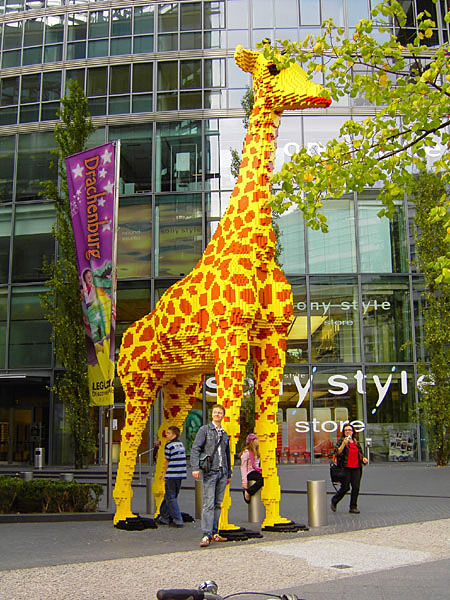 Potsdamer Platz - Lego-Giraffe vor dem SonyCenter