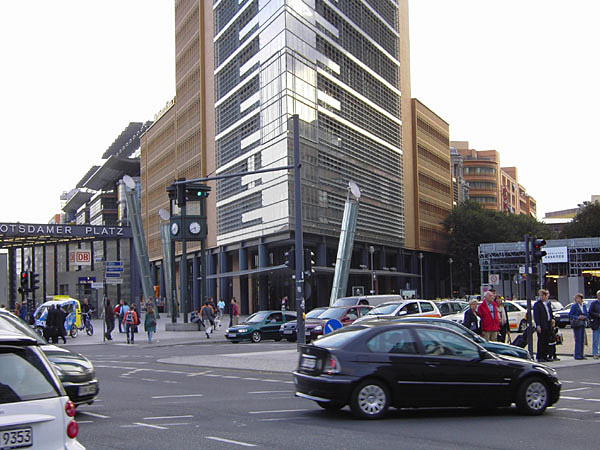 Potsdamer Platz - Bahnhof, rekonstruierter Ampelturm und Daimler Chrysler Quartier