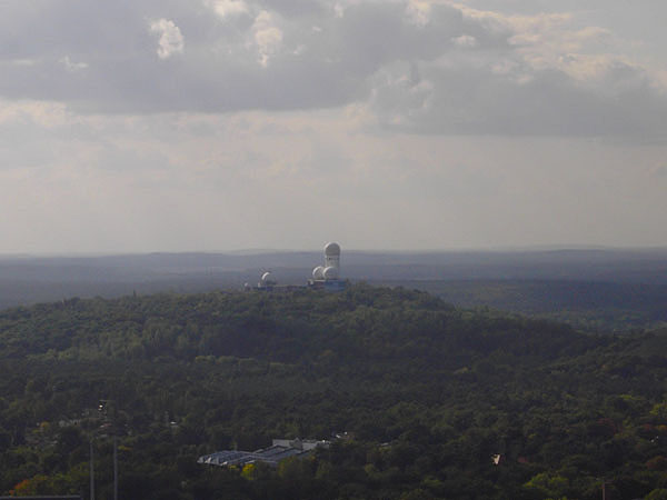 Messegelnde - Blickrichtung Grunewald und Wannsee (im Vordergrund ehem. NATO-Radaranlage)