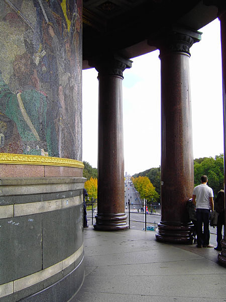Siegessule - Sulenhalle mit Mosaik