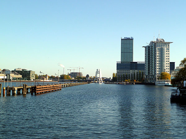 Spreeblick - von der Oberbaumbrcke Richtung Alt-Treptow (Molecule Man und Elsenbrcke)