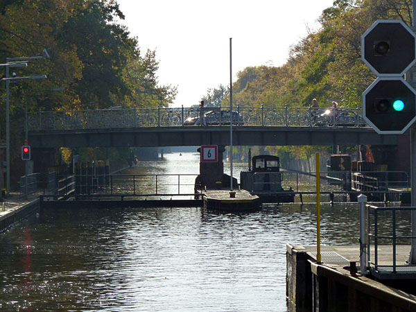 Landwehrkanal - Einfahrt von der Spree mit Schleusenufer