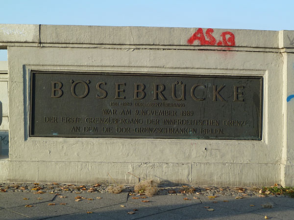 Bornholmer Strae - Bsebrcke (Gedenktafel an den Mauerfall am 9. November 1989)