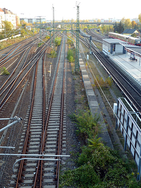 Blick von der Bsebrcke - Mauerverlauf zwischen Prenzlauer Berg (links) und S-Bahnhof Bornholmer Strae in Wedding (rechts)