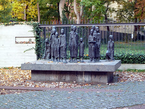 Groe Hamburger Strae - Alter Jdischer Friedhof, ehem. Sammellager der Gestapo (Skulptur 'Jdische Opfer des Faschismus')