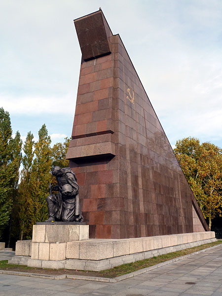 Treptower Park - Sowjetisches Ehrenmal (stilisierte Fahne aus rotem Granit; 1946-49)