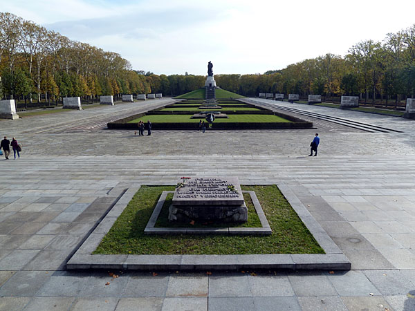 Treptower Park - Sowjetisches Ehrenmal (Hauptachse; 1946-49)
