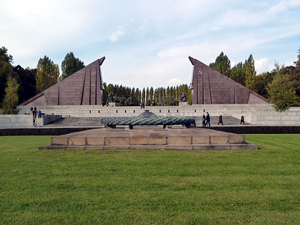Treptower Park - Sowjetisches Ehrenmal (stilisierte Fahnen aus rotem Granit; 1946-49)