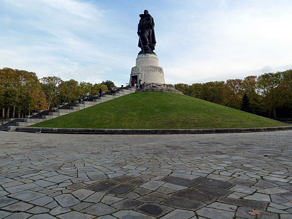 Treptower Park - Sowjetisches Ehrenmal (knstlicher Grabhgel mit Skulptur 'Der Befreier'; 1946-49)