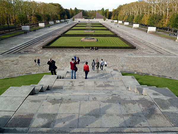 Treptower Park - Sowjetisches Ehrenmal (Hauptachse mit Sarkophagen, Grberfeld und stilisierten Fahnen; 1946-49)