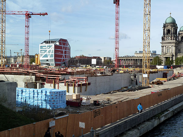 Schloplatz - Baustelle Stadtschloss (Humboldt-Forum) und Humboldt-Box