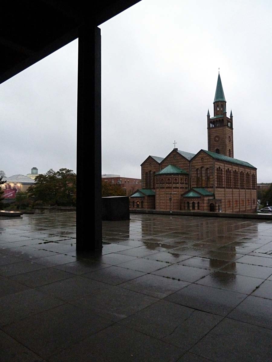 Neue Nationalgalerie (1965-68) - im Hintergrund St.-Matthus-Kirche (1845; Rekonstr. 1956-60)